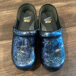 Dansko Women's Clogs Blue Animal Print size 37 Excellent condition‎